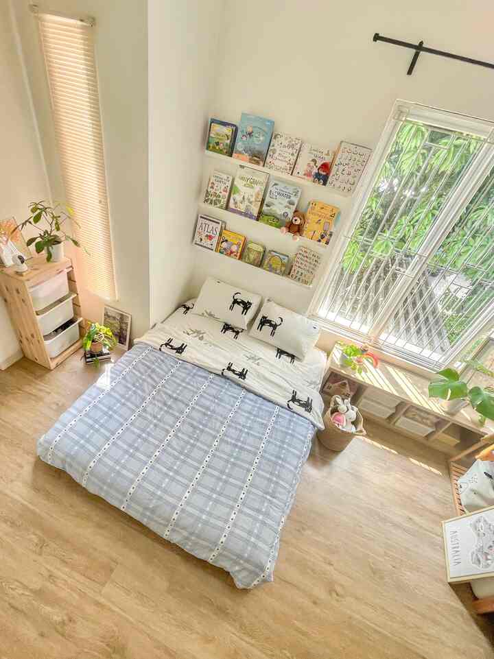 Bird eye view • 10am scandinavian kidsbedroom

Luas kamar ini sekitar 4x3 meter dengan kamar mandi di sisi kiri dengan luas 1.5x3 meter. Saya sangat menyukai kamar yang luas karena banyak aktifitas yang kami lakukan disini. Rencananya kami membuat 1 kamar lagi untuk anak saya yang sebentar lagi masuk primary school. Stay tune..✨

#kidsbedroomstyling
#scandinavianbedroom
#rumahcluster
#livewithkids
#kidsbedroomideal 