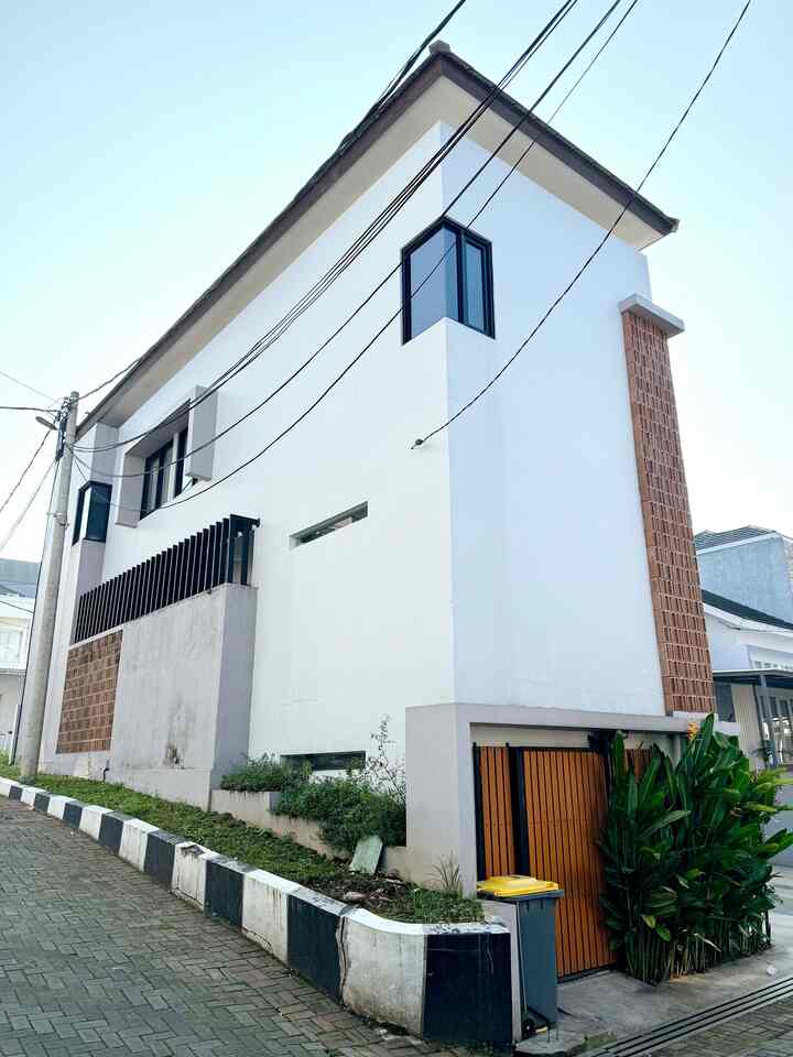 FACADE

Fasad dibuat mengikuti kontur tanah yang leveling, karena kebutuhan ruang tertutup dan ruang terbuka, maka diputuskan membuat fasad 1/2 dari luas tanah 

Fasad dibuat tertutup layaknya introvert, namun banyak bukaan dan taman didalam bangunan agar tetap cahaya dan udara mengalir bebas

#bumitimi #inspirasifasadrumah #fasadeideas #gayafasad #fasadintrovert #rumahindustrial #designindustrial #fasadtropis