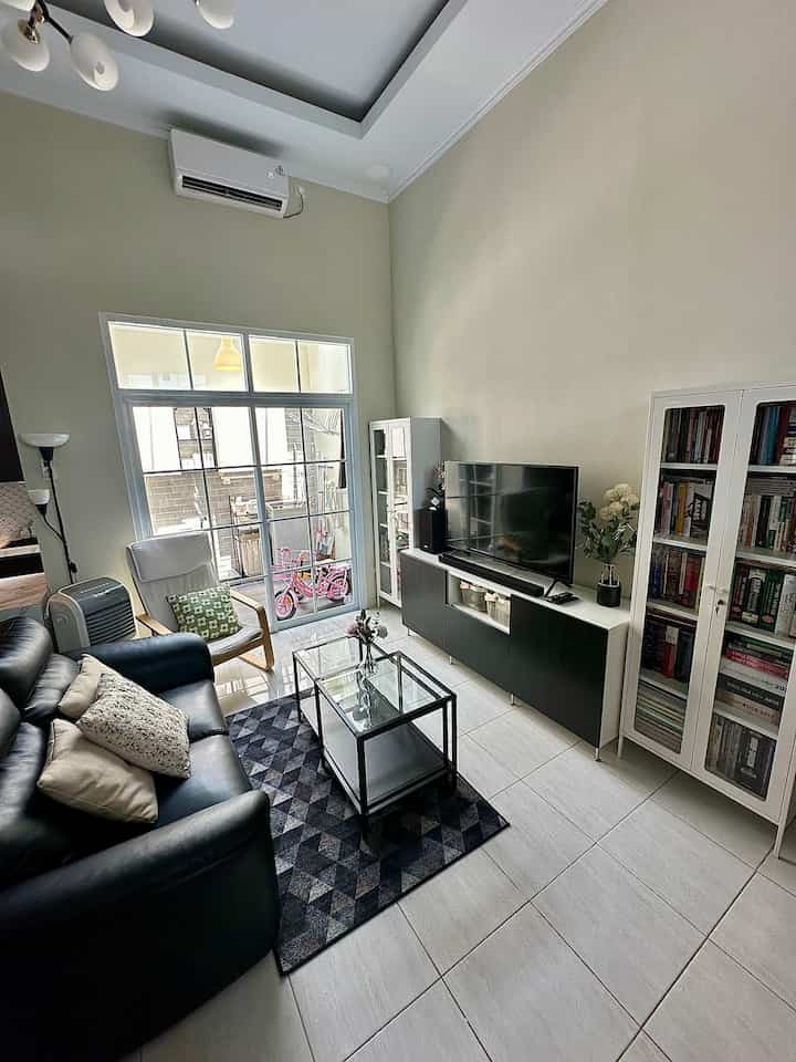 • Modern Style Interior •

Hello O!House friends, Himfari’s House menerapkan modern style pada eksterior/ fasad maupun interior.

Apa saja sih karakteristik utama dari style modern ini? 
- dominasi garis lurus (minim ornamen)
- warna netral: putih, hitam, abu-abu, beige
- nuansa: monokrom, nude
- cahaya alami maksimal (banyak jendela/ bukaan besar)
- konsep open floor plan (minim dinding)
- furnitur & dekorasi fungsional (tidak banyak perintilan yang kurang berfaedah 🙈)

Begitu kira-kira ya, semoga menginspirasi ^^

#modern
#modernhouse
#homedecorinspo
#roomdecorinspo
#rumahestetik