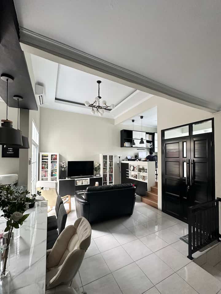 • Black and White Interior •

Hello, O!House friends, kali ini aku mau share tips menggunakan warna hitam-putih untuk interior seperti di Himfari’s House.
- gunakan gradasi hitam, agak hitam, abu-abu gelap atau gradasi putih, krem, ivory, dll
- perbandingan 70/30 untuk warna dominan dan warna aksen
- gunakan variasi tekstur/ pattern: glossy, leather, subway tiles, korduroi, kotak-kotak, garis-garis, dll
- tambahkan greenery (tanaman hijau) agar ruangan tidak terlalu dingin & kaku


#blackandwhitehouse
#InteriorDesign
#InteriorStyling
#HomeDecor
#ModernHouse
#rumahcluster