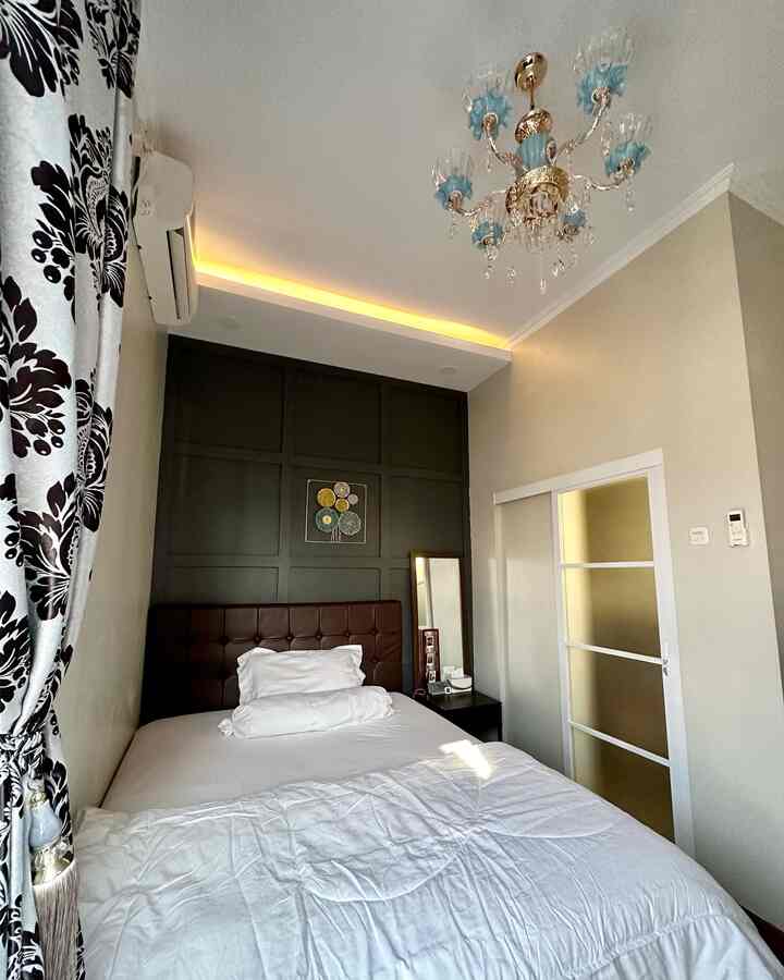 • Himfari’s House Color Palette •

Hello O!House friends..
HITAM | PUTIH | ABU-ABU
Ketiga warna netral ini adalah color palette di Himfari’s House. Penentuan mood board ini disesuaikan dengan style rumah yaitu modern minimalis. Furnitur dan pernak-pernik dengan kombinasi hitam-putih-abu cukup mudah didapatkan karena varian yang banyak tersedia di pasaran.

Untuk perabot besar seperti sofa, kursi makan, kabinet dapur, meja TV, lampu gantung, kami memilih warna hitam/ putih/ abu-abu. Sedangkan warna lain sebagai pemanis ruangan bisa diterapkan untuk barang-barang dekoratif seperti cushion, buket bunga, photo frame, pajangan koleksi dan lukisan.

#BringColorsToMyHome
#HomeColorPalette
#PaletWarnaRumah
#BlackAndWhiteHouse
#MoodBoard
#ColorPalette
#ModernHouse