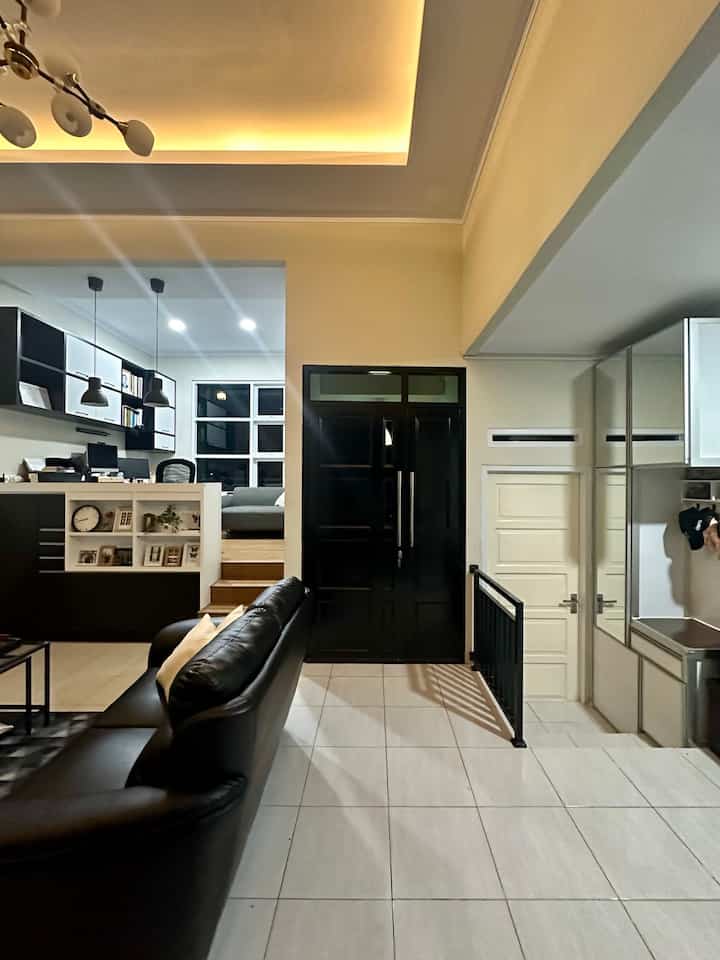 • Split Level at Himfari’s House •

Hello O!House friends, Himfari’s House terletak di lahan berkontur. Untuk masuk ke dalam rumah, harus naik melalui tangga setinggi 1 lantai full. Setelah berada di dalam rumah, untuk masuk ke kamar utama harus turun sebanyak 3 pijakan. Sedangkan untuk menuju working room harus naik sebanyak 4 pijakan.

Kami menyukai konsep rumah split level seperti ini. Buat kami, konsepnya unik dan bisa memenuhi kebutuhan ruang yang kami inginkan. Namun ternyata, banyaknya jumlah anak tangga ini menyulitkan bagi orang tua saat berkunjung ke rumah 😆

#SplitLevel
#SplitLevelHouse
#RumahCluster
#RumahDeveloper
#Bogor
#RumahUnik
#LahanKontur