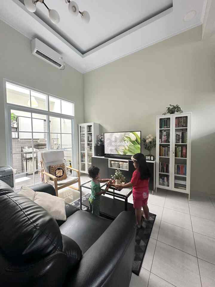 • Favorite Moment at Home •

Hello O!House friends, sebagai working Mom, momen favorit di rumah adalah ketika weekend menghabiskan waktu dengan anak-anak. Sekedar menemani makan snack, membaca buku atau nonton TV di living room ini. Di sini juga anak-anak bermain balance bike atau mobil-mobilan, mewarnai dan banyak lagi kegiatan lain.

#FavoriteMoment
#FavoriteRooms
#FavoriteDecorItems
#RumahCluster
#RumahDeveloper