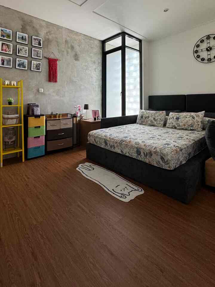 Karena selain untuk tidur, ruangan ini sering dijadikan tempat untuk bersantai, beristirahat, serta menghabiskan waktu secara privasi.

Dominasi dari kamar tidur industrial di rumahyuqibam adalah cat abu-abu dan putih ☺️

#Kamaraindustrial 
#InspirasiKamarTidur
#DesainKamarTidur
#IndustrialModern
#Homeindustrial
#Dekorasikamar
#MasterBedRoom