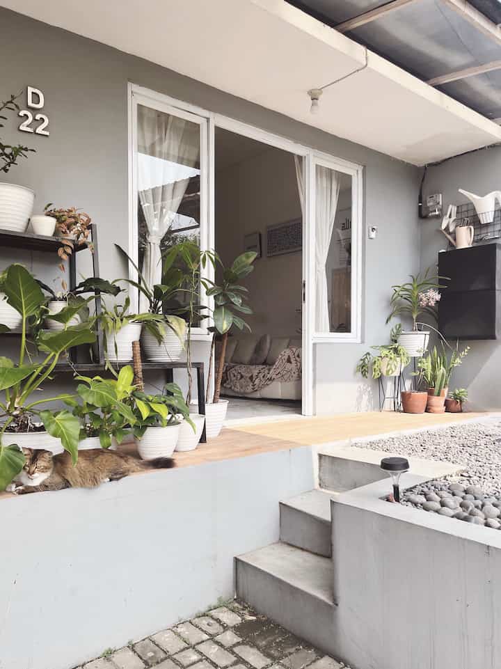 ✨ Fasad Minimalis Bawaan Developer
Step by Step kami dalam mendekor fasad bawaan developer dengan gaya minimalis. 
- Membagi area sesuai fungsinya : Garasi, Taman Kering & Teras. 
- Menambahkan aksen Batu Alam & Roster pada dinding. 
- Mengkombinasikan paving block, batu ares dan keramik untuk bagian lantainya. 
- Menambahkan dekorasi & tanaman agar lebih segar 

#InspirasiFasadRumah #FacadeIdeas 
#GayaFasad