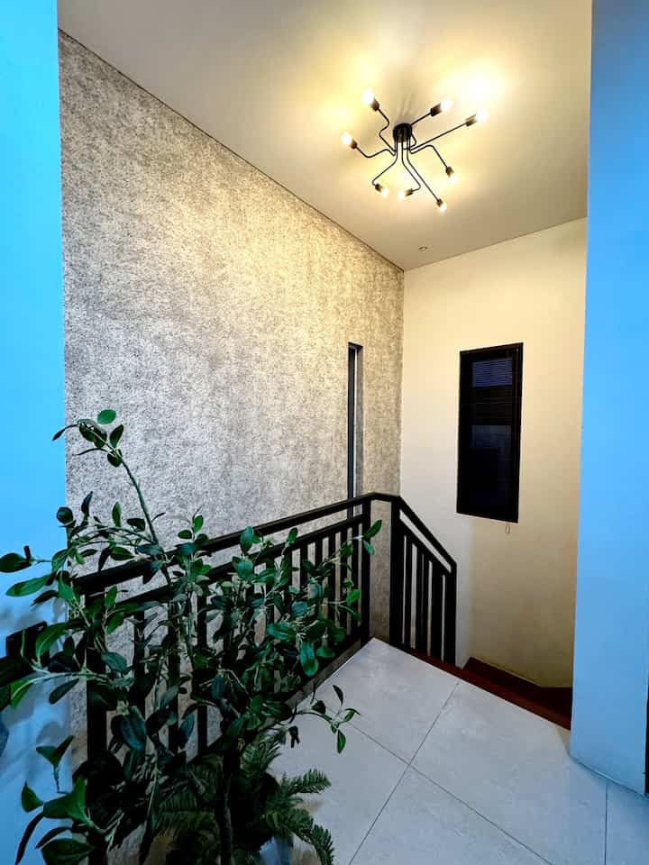 Area Tangga 

Karena keterbatasan lahan maka area tangga dibuat U dan tanpa bordes, jadi ada 4 siku segitiga, cape dan gak ideal sebenarnya

Tapi kami akali dengan tinggi tiap pijakan max 18,5cm, ini sangat membantu agar tidak terlalu cape 

#bumitimi #tangga #tanggakelantai2 #areatangga #idemodeltangga #railingtangga #lantaitangga #jenistangga #tanggaestetik