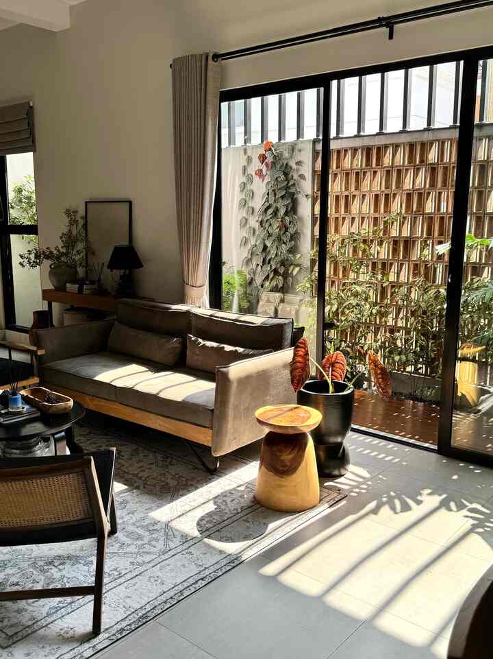 Living room disaat matahari sore masuk
Matahari mei bagus banget disaat sore masuk kedalam rumah dari sela sela cahaya pagar besi dan roster 

Color palette masih dari abu hitam wood sesuai tema rumah industrial

#BTNOAS7 #bumitimi #livingroom #lightofray #cahayamatahari #idelivingroom #designlivingroom #lantaiabusemen