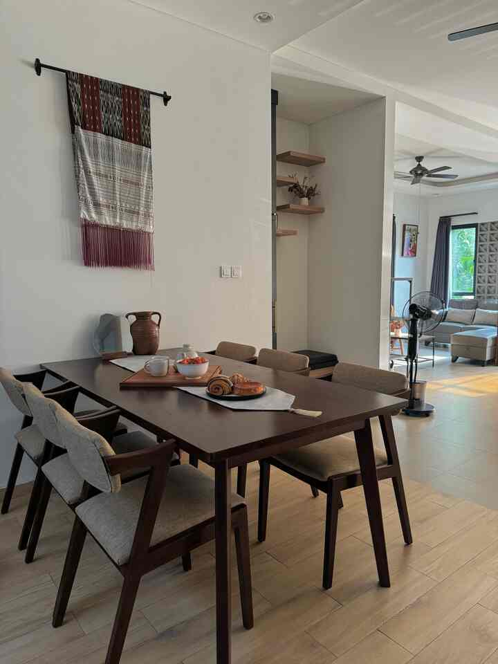 Happy long weekend! Yuk bikin suasana hangat di meja makan biar makin liburan dirumah

#ruangmakan #mejamakan #ruangmakanminimalis #dekorasirumah #mejadapur #dekorasimeja