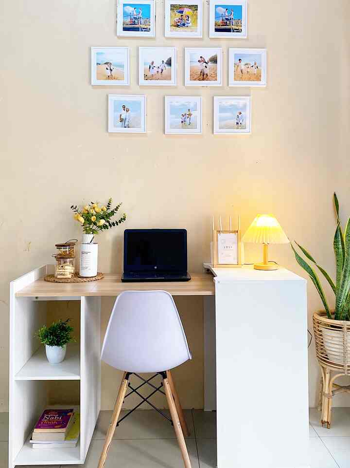 Ruang kerja kami dengan dekorasi sangat simple. Dan dengan tambahan tanaman baik tanaman hidup maupun artificial di meja membuat suasana terkesan lebih hidup. Juga tentunya sedikit cemilan supaya semakin nyaman saat sedang duduk disini. 


#ruangkerja #ruangkerjasimple #ruangkerjaminimalis #mejaextandable #mejalipat #BTNOAS7 #rumahdarabayu #rumahmungil 