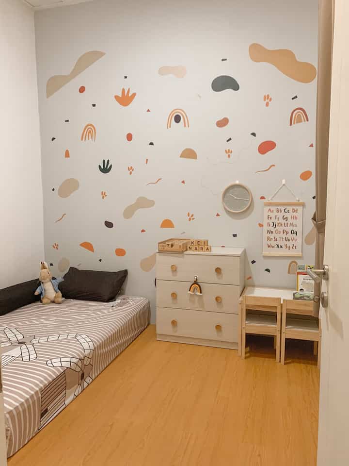 Inspirasi Kamar anak ukuran 3.5 x 3 m 
Kami gunakan wall sticker di salah satu dinding agar lebih berwarna, untuk furniture di dominasi warna kayu natural, lantai menggunakan vinyl agar lebih hangat. 



#kamaranak
#kamarbermain 
#kamaranakperempuan 
#kamaranak-anak 
#KidsBedroom
#KidsRoom 