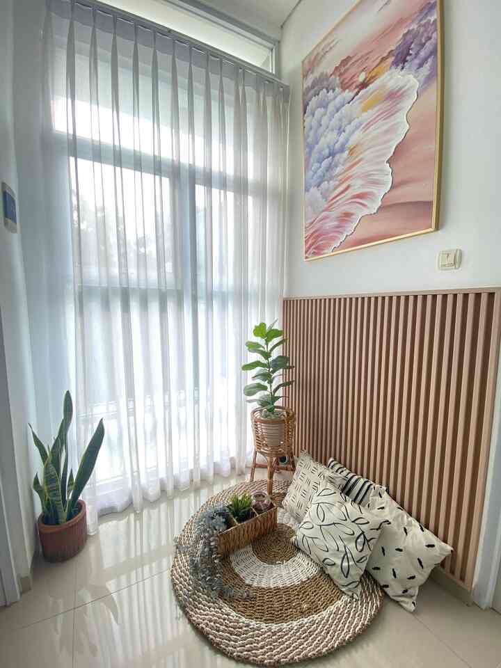 Ruang Santai Lantai Dua di d_houseds

Hai O!house lovers..
Ini adalah ruang nyantai di lantai dua yang dekorasinya sering aku rubah sesuai mood dan kebutuhan. Kadang pengen pake kursi kadang pengen lesehan,hehe. Tapi yang jelas disini biasanya digunakan untuk ruang duduk santai sambil ngobrol, ngopi dan ngemil. Juga digunakan untuk tempat baca buku. Bukunya kita ambil dari rak buku dikamar. Kenapa dilantai dua butuh tempat santai karena anak-anak beraktifitas dilantai satu😁


#RuangSantai
#Ruanglantaidua
#RuangBaca
#RumahDeveloper
#RumahCluster
#Cimahi
#Bandung
#lifewithkids