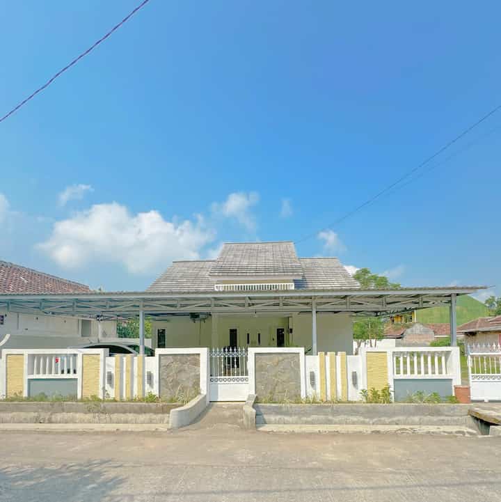 •Fasad Rumah Putih di Pedesaan•

Fasad rumah ini aku konsep sendiri dengan konsep minimalist, tidak banyak ornamen. 
Aku memilih konsep ini karena saya menginginkan fasad yang simple tetapi masih ada variasinya🤍

#InspirasiFasadRumah #FacadeIdeas #GayaFasad