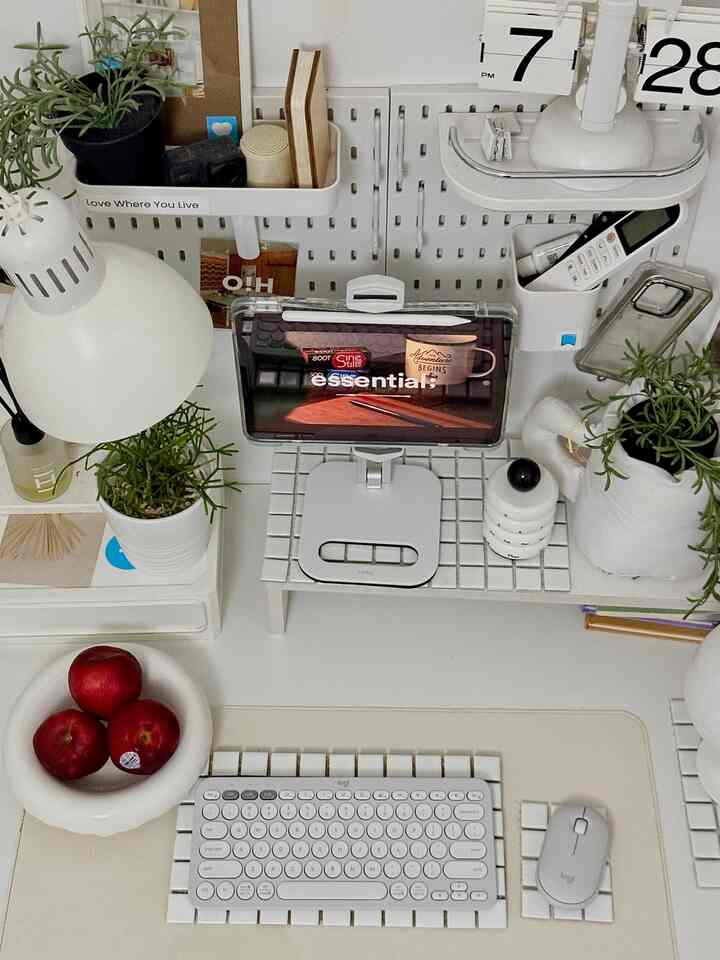 Lembaran tile keramik yang rencana akan saya buat diy masih belum terlaksana jadi aku pakai untuk alas keyboard dan mouse ternyata sangat lucu🤭

#mejabelajar #roomtour #desksetup #desktour #ruangkerja #minimalis #homedecor