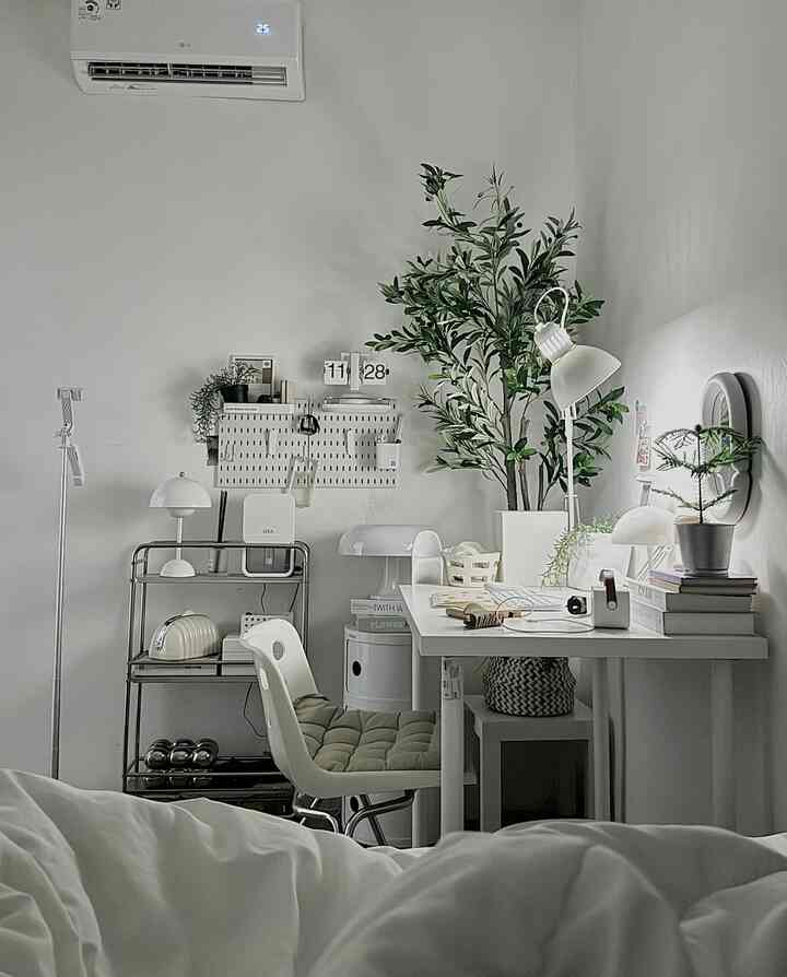 Tempat ternyaman untuk melepas lelah🤍
Kamar yang di dominasi warna putih dan aku beri tanaman artifisial agar terlihat segar🍃


#bedroom #myroom #minimalis #white #kamarmungil #kamar3x3 #dekorasikamartidur