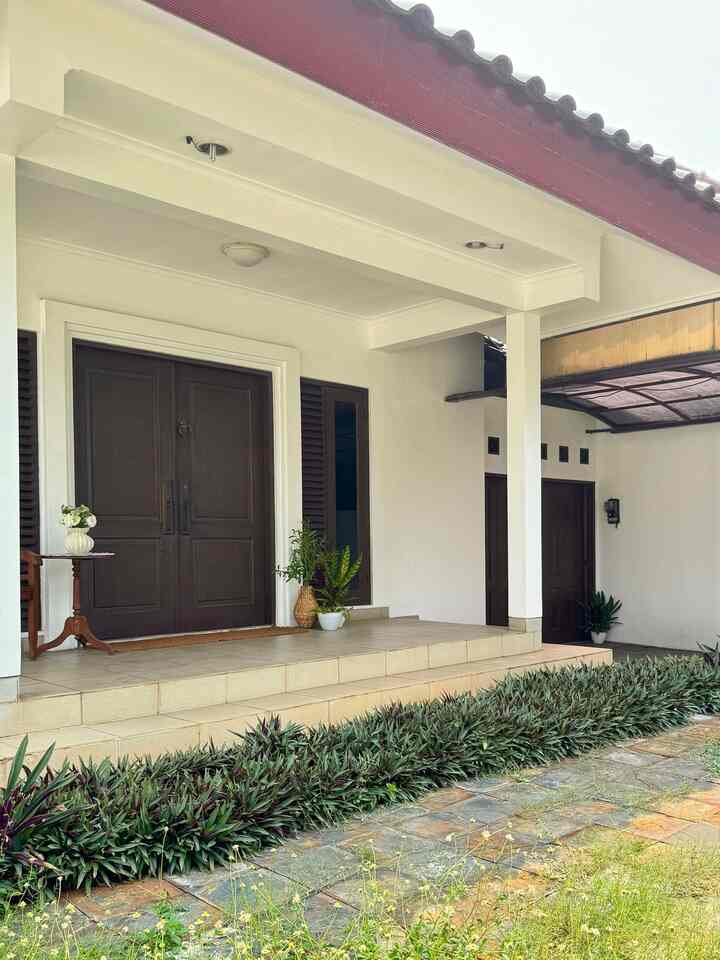 The front appearance of Joce_et_home's house, which uses a combination of white and brown, has not been changed since we first occupied this house.

The front yard of the terrace is still empty. Therefore, we only added a few plants to decorate the terrace of the house to make it look more beautiful and lively.

#HomeFacadeInspiration
#FacadeIdeas
#FacadeStyle
#porch #teras #dekorasiteras