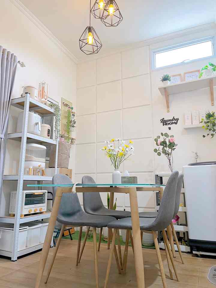 Ruang makan yang menyatu dengan ruang cuci, kami tambahkan rak perabotan untuk menyimpan oven, air fryer dan rice cooker 😍

#RuangMakan 
#DesainRuangMakan
#RuangCuci
#LoundryRoom
