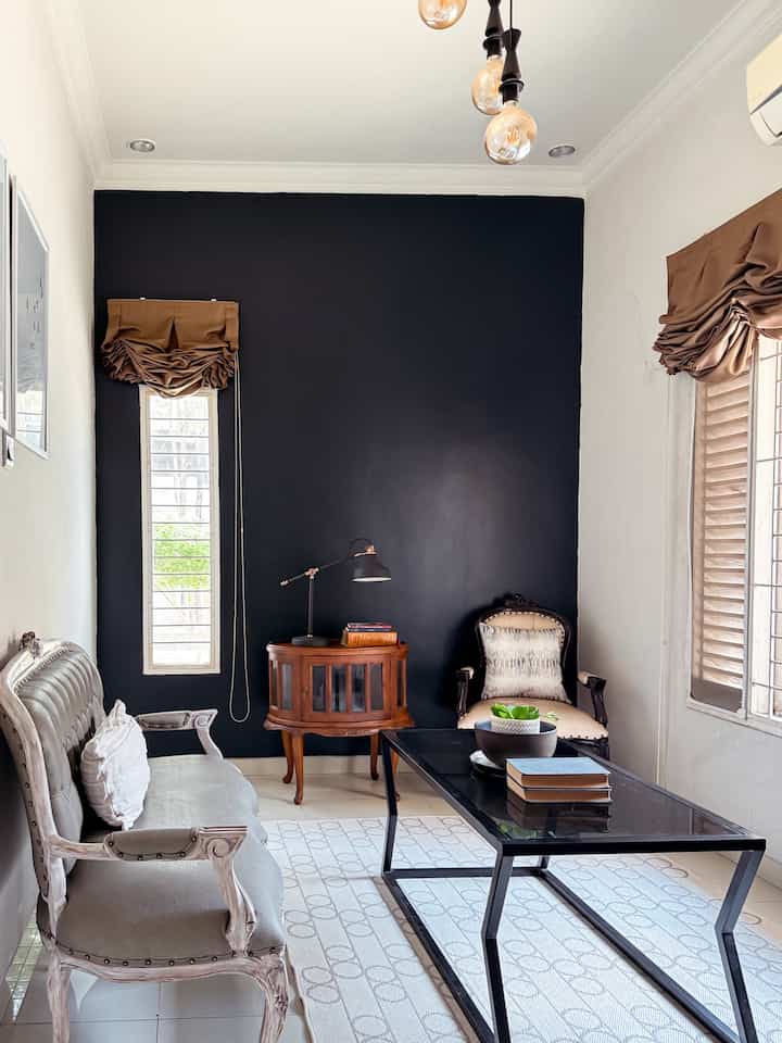 Ruang Tamu Jadi Ruang Baca.

Ruang tamu formal yang jarang digunakan ini sehari hari kami jadikan ruang untuk membaca buku favorit.Juga menjadi ruang tempat lukisanku diletakkan secara acak.Warna bold dan putih mendominasi.Karena kami menyukai warna warna tegas.Benda dekorasi yang dipajang juga bentuk sederhana.Buku buki favorit juga kami jadikan sebagai benda dekorasi di ruang tamu.

#LivingRoomDecor
#DekorasiRuangTamu
#IdeDekorasi
#RuangEkspresi
#RuangBaca
#Midcentury