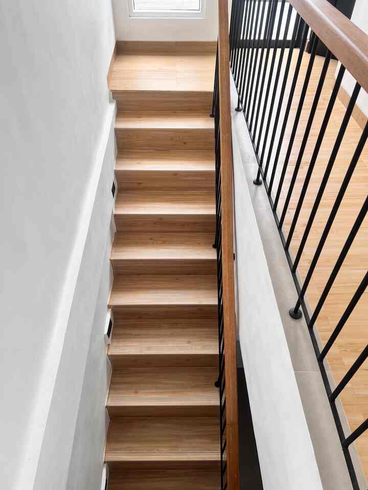 Inilah tangga dirumahku, sempat menjadi perdebatan disaat membuatnya. Aku menginginkan pakai bordes, sementara suami menginginkan lurus aja dengan pertimbangan tidak memakan banyak ruang. Agar terkesan simple dan minimalis railing tangga dibuat seperti jeruji dengan handle kayu. Dengan pijakan dari granit tile motif kayu biar senada. Untuk menambah penerangan sekaligus estetika aku tambahkan lampu tanam di dinding. Dan inilah hasilnya tangga dirumah kami. 

#tangga
#tanggarumah
#inspirasitangga
#lamputangga
#keramiktangga
#railingtangga
#desaintangga
#tanggakayu