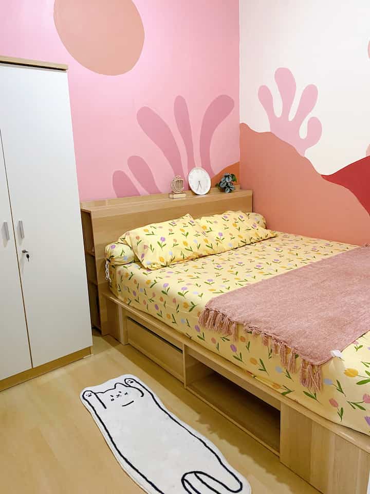 Kamar sempit yang selalu kuusahakn terlihat cantik. Dengan berbagai seprei motif cantik, juga barang dekoratif kayak keset kucing ini, bikin suasana kamar ini jadi hangat dan nyaman ❤️

#idekamartidur
#kamartidurterbatas
#idedekorkamartidur
#bedroomideas
#pinkybedroom
#inspirasikamartidur