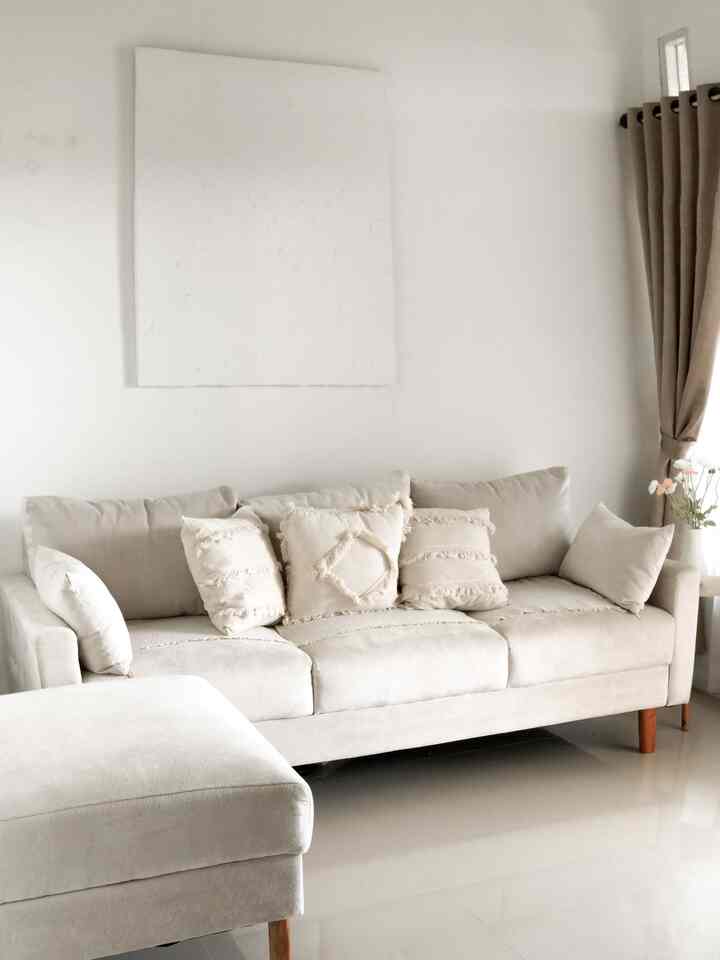 𝙢𝙞𝙣𝙞 𝙡𝙞𝙫𝙞𝙣𝙜 𝙧𝙤𝙤𝙢
__
di Era gempuran rumah tanpa sekat, kami masih menerapkan sekat pada ruang tamu bumi kecil.

karna menurut kami jika lahan memadai, memiliki ruang tamu yang terpisah dari ruang lainnya lebih terasa privasinya ☺️

#BTNOAS7 #Livingroom #minimalis #ruangtamu #aestetic