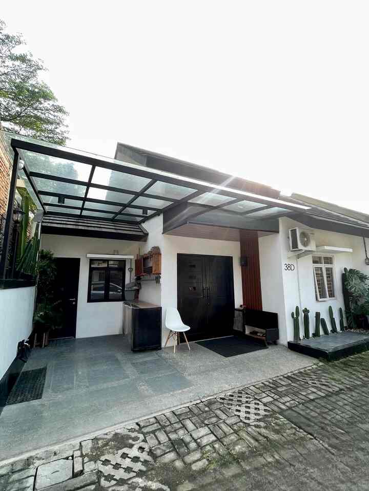 ➖ Fasad Rumah

Fasad rumah jam 06.30 pagi tadi 🌤️
Mataharinya belum terlalu silau banget jadi sempetin foto-foto sekalian mau jemur baju.

Fasad rumah mungil bawaan developer yang sedikit di makeover. 
Masih bernuansa hitam putih dan sedikit ditambah nuansa warm dari kekayuan agar senada dengan interior rumah.

Semoga menginspirasi 🤎🖤🤍

#InspirasiFasadRumah #FacadeIdeas #GayaFasad #Fasadrumah #fasadrumahmungil #fasadrumahcluster #fasadrumahdeveloper #fasadrumahkecil #rumahkecil #rumahminimalis