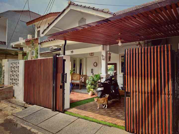 𝙁𝘼𝙎𝘼𝘿 𝙍𝙐𝙈𝘼𝙃 𝙏𝘼𝙃𝙐𝙉 90’𝙖𝙣
𝙙𝙞 𝙄𝙂 @𝙧𝙪𝙢𝙖𝙝_𝙫𝙚

😁 … siapa yang punya Fasad era 90an??pasti gak ada 🫣, cuma rumahku sepertinya yang fasadnya tahun 90an 🫢. Deg2an kalo share foto fasad. Why mbak ve?? Ayo cobak deeh liat …. Jujurly gak kekinian bgt kaaan, namanya juga style 90an … nah nah, krn diawali dgn gak kekinian ini lah, maka aku coba dengan sentuhanku membuat halaman , teras dan garasi sehomey mungkin, homey ala aku lho yaa, hihihi ….., tapi Alhamdulillah, orang yg buka pager rumah ini dan masuk teras sejauh ini mereka selalu memuji, adem, homey n nyaman 😁 #apacumamenghiburaku?🤔🫢😁. Untuk pagar dan kanopi yg kusam, aku beri sentuhan roster dan lis kayu Jati Belanda yg divernish. Lalu untuk lantai garasi yg juga sudah kusam pula, aku beri decking kayu jati dan sentuhan kap lampu kayu gaya retro supaya sedikit estetik. Gak ketinggalan rumput artifisial ukuran 2x2m aku bentangkan di halaman, lalu tanaman2 aslı dan kaktus menemani rumput artifisial memperasri rumah lawas ini.  Fasad macam ini aku sendiri gak tahu model apa namanya, krn jujurly jika lihat denah awal yang papaku alm buat , lantai 2 nya kelihatan dari depan, nah saat itu krn kekurangan budget, papaku merubah lantai 2 nya ngumpet atau tersembunyi, bahasa sekarang di hide 🫢, jadi seolah rumahku ini hanya 1 lantai saja. Begitulah cerita pendekku mengenai fasad rumah, oya di slide 3 itu adalah denah fasad yang digambar oleh papaku alm. saat awal membangun. Happy decorating!!

#InspirasiFasadRumah 
#FacadeIdeas
#GayaFasad #fasadtahun90an #fasadjadul #90’sfacade #oldstylefacade
