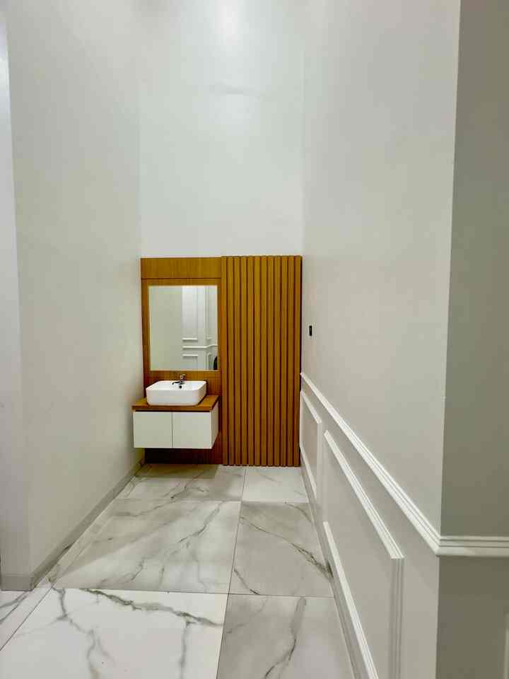 Wastafel yg bersanding dengan hidden door kamar mandi…. Yupp sebelah wastafel itu pintu untuk ke kamar mandi, sekilas tampak ga terlihat ada pintu nya kan😁😁…  ruangan Sengaja di bikin polos agar terlihat lbh luas di ruangan yg kecil dan pojok,,,, dengan sentuhan wall panel motif kayu , menjadikan ruangan ini tampil simple namun elegant… semoga menginspirasi😊
 #wastafel 
#wastafelputih 
#hiddendoor
#pintu
#pintukamarmandi
#pintutersembunyi
#wastafelcantik