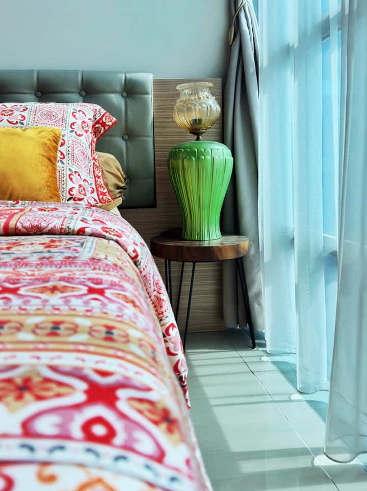 Ini kamar tidur saya dengan mode “kurang warna”. Masih mengusung tema yang sama, menampilkan duvet bermotif Maroko yang dipadukan dengan sprei polos berwarna coklat untuk menyeimbangkan warna secara harmonis.

Di samping tempat tidurku, ada meja kecil dengan lampu antik favoritku.

#inspirasiBedRoom #BedRoomIdeas
#GayaBedRoom