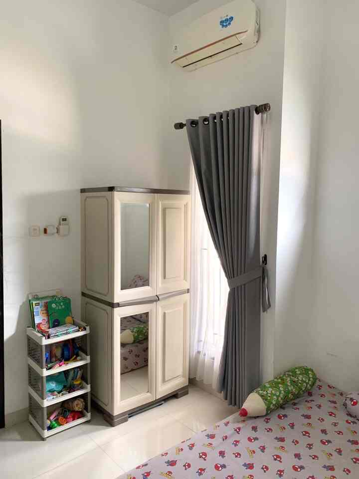 Kamar tidur si 5 dan 4 tahun ✨

Kamar tidur simpel yang masih apa adanya. Terdiri dari kasur lesehan, lemari pakaian bahan plastik juga rak dan box berbahan plastik supaya aman ditempati oleh 2 anak laki-laki kami yang sedang aktif-aktifnya. Terdapat 2 jendela di kamar ini dengan 1 jendela atas yang langsung menghadap taman dengan tanaman juntainya.

#simplebedroom #bedroom #kamartiduranak #kidsbedroom  #homedecor #decorlowbudget #livewithkidsn
