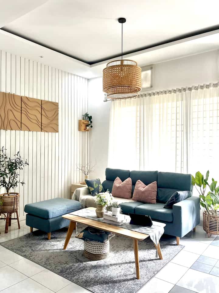 Salah satu cara untuk merubah suasana ruang tamu yaitu dengan cara merubah layoutnya. Dengan sedikit menggeser posisi sofa sudah efektif merubah suasana. Selain itu tidak perlu membeli dokarasi yang baru merotasi dari ruangan lain pun bisa merubah suasana.

#livingroomideas #scandinavianlivingroom #depok #inspirasiruangtamu #homeinspo #inspirasirumah #plantlover