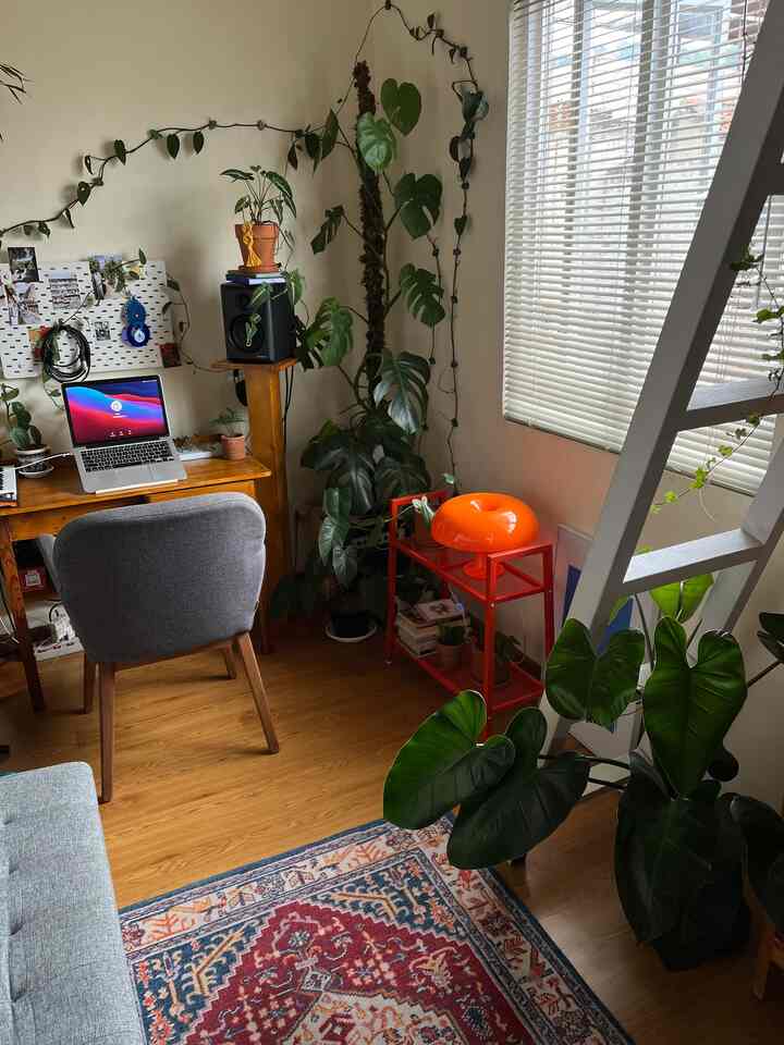 Sebuah ruang terkadang memerlukan warna-warna yang memperlihatkan kepribadian penghuninya. 
#warnarumah 
#UrbanJungle
#Mezzanine
#interiorstudio 
#HomeStudio
#TanamanIndoor
#kamartidur 
#Bedroom