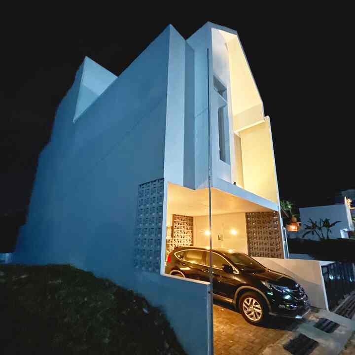 FACADE
Facade yg msh terlihat minimalis karna memang seminimalis itu.
Atap pelana sbg ciri khas tema rumah scandinavian, memilih 1 warna dominan ya itu putih dan abu yg dipakai sbg pemanis dibeberapa bagian.
Utk cat eksteriornya menggunakan cat pelapis anti bocor.
Bagian samping fasad diberi roster yg dicat abu sbg pemanis dan tentu ada fungsinya sbg penghalang tempias kalau hujan namun tidak menghalangi matahari masuk.
Utk malam harinya kita menambah detail lampu2 dinding dikiri dan kanan dinding bagian, serta satu lampu dinding hias dibagian teras. Terasnya pun sangat minimalis ditambah bangku panjang yg dicor sbg tempat bersiap sblm brgkt aktivitas
#InspirasiFasadRumah
#FacadeIdeas
#GayaFasad
#ScandinavianStyle
#ScandinavianFacade
#RumahMinimalis