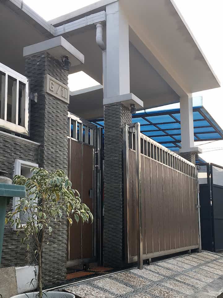 Fasad Rumah Natural Minimalis

Perpaduan Batu Alam, Batu Sikat dan woodPlank menambah kesan Natural & Homey.... Back To Nature🌿🌿 tak lupa warna cat rumah dg wrn natural BW..... gampang masuk dg wrn coklat dan hijau serta hitam.

Fasad Rumah ini hasil Rombak Total design sendiri aza dg intip" pinterest krn mencocokkan luas lahan 6x12 m2 berlantai 1.

Semoga menginspirasi 🙏😍

#InspirasiFasadRumah
#FacadeIdeas
#GayaFasad
#FasadRumahNaturalMinimalis
#Homedekor #MinimalisHome #NaturalMinimalis