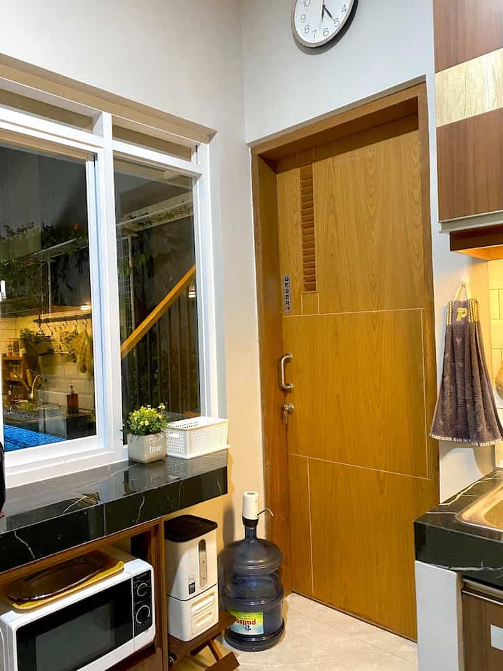 Storage room

Ada yang penasaran ga sih sama pintu di sudut dapurku itu? Mungkin banyak yang mengira itu adalah pintu kamar mandi atau pintu keluar masuk dapur. Itu adalah pintu ruangan tersembunyi yang kami jadikan storage room.

Salah satu tempat yang wajib ada di rumah menurutku adalah storage room. Untuk menyimpan stok bahan makanan, dan kebutuhan rumah lainnya maupun alat masak seperti penggorengan maupun panci yang tidak muat di kabinet kitchen set.

Disini storage room ku memanfaatkan area sempit di sudut dapur, yang tadinya adalah akses tangga menuju ruang jemur, tapi kemudian kami renovasi dengan memindahkan tangga ke samping kolam renang sehingga ruangan ini menjadi lebih luas.

#StorageRoom
#InspirasiRuangPenyimpanan
#Kitchen
#KitchenStorage
#Dapur