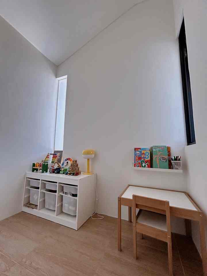 Kamar anak yang beralih fungsi menjadi playroom. Disinilah ruangan yang paling sering digunakan oleh anak aku untuk mengekplorasi dan pasti nya ruangan yang paling sering berantakan.
#playroom
#inspirasiplayroom
#playroomanak
#kamaranak
#kamarbermain
#inspirasikamaranak