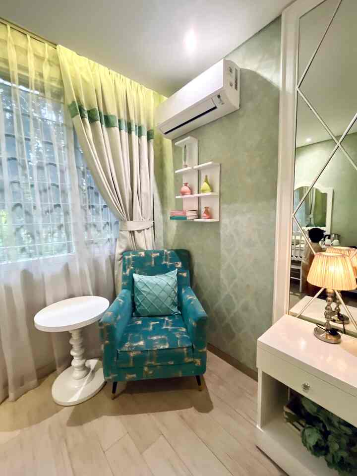 Kamar tamu yang tema nya Vintage.
Kamar ini di Dominasi warna biru dengan dekorasi tema vintage. Palet warna yang dipilih tetap senada dengan tema keseluruhan rumah, namun dekorasi & benda yang ada di dalamnya lebih vintage


#InspirasiKamarTidur
#VintageRoom
#kamartidur
#rumahcluster #JakartaTimur #tinyhome