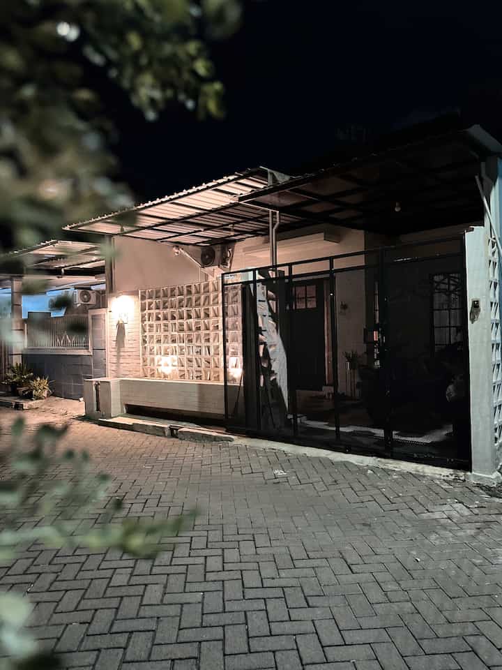 style fasadku hanya bermain di dua warna hitam dan putih, agar terlihat simpel dan minimalis..
material pagar dipadukan dengan roster dan bata tempel biar terkesan ga bosenin.. 
#InspirasiFasadRumah #FacadeIdeas #GayaFasad #minimalisthouse #minimalis #simplefacade 