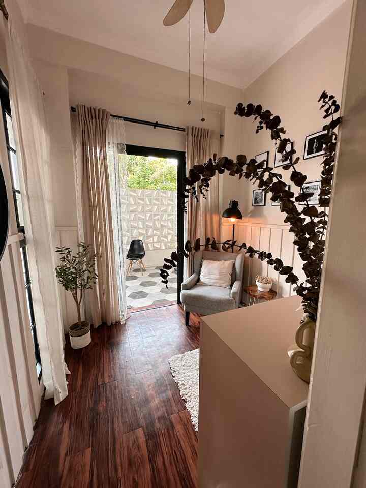 Geser geser area foyer ini bisa seminggu sekali, biar mood bagus aku sering pindah dan geser furnitur disini.. Lebih fresh setelah dipindah..
#livingroom #tinyhouse #ruangtamu #minimalis #foyerdecor #livingroomdecor 