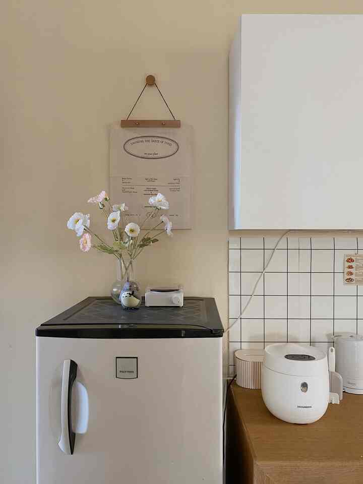 Sedikit ide dekorasi diatas kulkas untuk mempercantik dapur ✨

#dekorasidapur
#kitchendecoration
#homedecorlowbudget
#inspirasidapur
#koreankitchen
#kitchenaesthetic