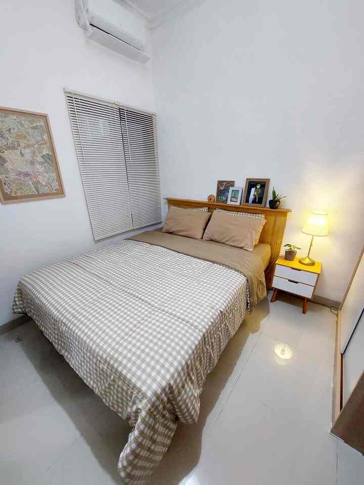 Tempat peristirahatan ternyaman tentu adalah rumah. Setelah bekerja atau beraktifitas di luar, tempat yang paling dikangenin tentu adalah kamar tidur. Di sini semua tenaga juga mental akan di-recharge.
Tempat paling penting ini aku upayakan senyaman mungkin dengan menambahkan wewangian dari reed diffuser juga lilin aromaterapi.
Aku juga suka menempatkan tanaman-tanaman kecil untuk menambah kesegaran ruangan.

#BedroomIdeas
#InpirasiKamarTidur
#KamartidurJapandi
#Ruanganminimalis
#Kamartidurminimalis