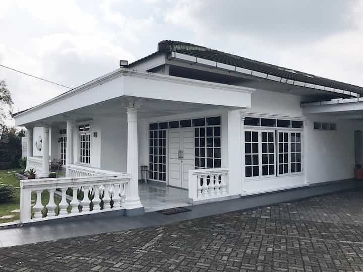 Dulu ga pernah ngebayangin bakal punya rumah dengan bentuk jadul kaya gini. Selalu punya rumah impian dengan bentuk fasad yang modern & minimalist, tapi di dalamnya konsep open-space dan hanya satu lantai, lalu dikelilingi taman. Ternyata sekarang tinggalnya di rumah yang fasadnya jadul tapi sisanya sesuai dengan impian. Alhamdulillah. Gimana pun bentuk rumah kita, yang penting kita nyaman tinggal di dalamnya.


#InspirasiFasadRumah
#FacadeIdeas
#GayaFasad #midcenturymodern #classichouse 