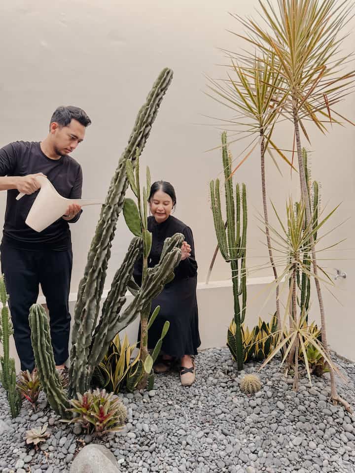 Salah satu area favorite di rumah adalah area mini garden di bagian belakang rumah. 
Kami memilih tanaman kaktus dan tanaman kering lainnya supaya low maintenance tapi tetap indah dilihat.
Area ini sengaja tidak diberi penutup atap agar udara segar bisa masuk ke dalam ruangan, ruang dalam juga tidak terasa pengap dan gelap karena ada pencahayaan dan penghawaan alami.

#greencorner #greenarea #minigarden #gardenstyling #gardeninspo #gardendesign 