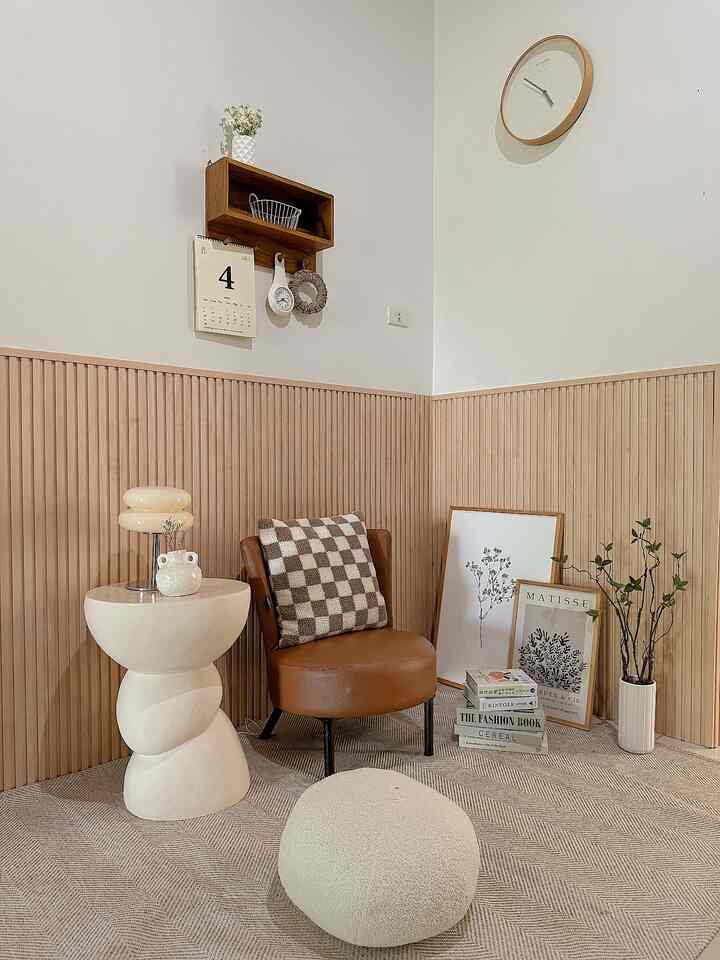 Tempat nyantai drmh yang didominasi warna coklat... kadang dipakai buat baca buku atau spot foto.. kursi coklat ini beli di store informa.. dan sora table ini ak beli di kaladjiya... perpaduan warna nya aku suka.. 🤎🤎 semoga menginpsirasi 🤎🤎

#rumahdeveloper 
#livewithkids 
#japandi 
#skandinavian 
#rumahmungil 
#rumahtanpaarsitek 