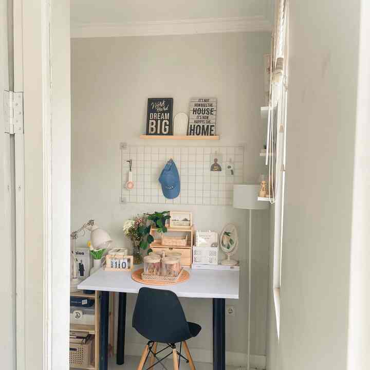 Ruangan ini sangat sangat kubuat multifungsi, karena diruangan mininalis ini bisa kugunakan untuk me time, makan dengan suami, atau bahkan bekerja. Jadi setiap tatanan ruang kubuat menjadi aesthetic dan cozy. 

#HomeOfficeIdeas
#DekorasiHomeOffice
#RuanganMininalis
