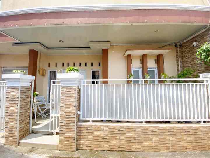 Facade 🏠

Beginilah fasad rumah mungil kami di dalam gang kecil dengan ukuran memanjang kesamping. Palet warna krem, mocca dan putih dipilih karena warna krem ini adalah warna favoritku ✨
Agar tidak polosan, kami menambahkan keramik batu alam motif pada dinding. Dan sedikit tanaman agar terkesan lebih hidup. 

#InspirasiFasadRumah #FacadeIdeas #GayaFasad #rumahmungil #rumahdibekasi #rumahdidalamgang #rumahdarabayu 
