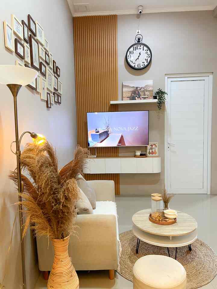 Longweekend waktunya re-layout tipis-tipis, kali ini kita pindahkan sofa two seat di area livingroom. Ternyata looknya langsung berbeda banget. Rumah pratama memiliki bangunan yang menyempit dibagian belakang, karna itu saat difoto tidak pernah presisi. 

#livingroom
#ruangtamutanpatv 
#rumahpojok
#homestagram 
#homedecore
#belajarinterior 
#bungakering 
