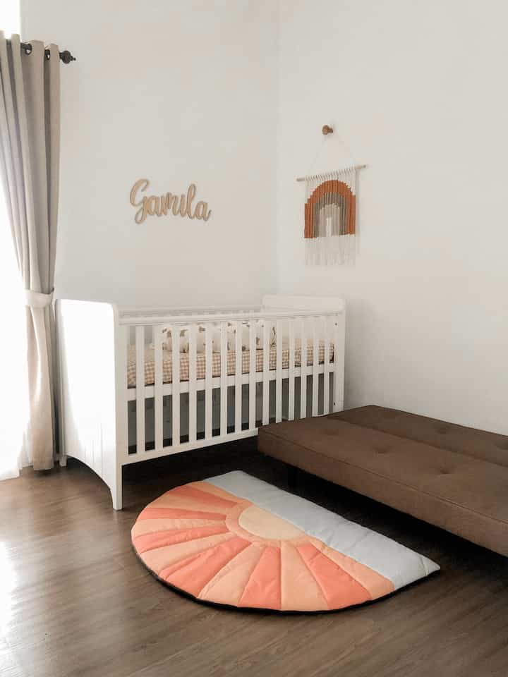 𝙣𝙪𝙧𝙨𝙚𝙧𝙮 𝙧𝙤𝙤𝙢
__
ruangan ukuran 3mx3m kami jadikan ruang untuk nursery room anak kedua kami.

tidak banyak dekorasi yang penting nyaman untuk bayi kami 🤍

#nurseryroom #kidsroom #kamarputri #kamarbermain 