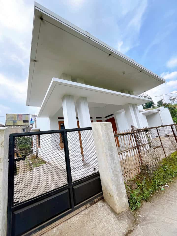 Fasad Rumah Kampung

Sebetulnya tidak ada tema khusus di fasad rumah ini. Hanya saja karna atap sudah full cor sehingga rumah ini terlihat aga kotak hehe. Teras berukuran 4x3m menjadi salah satu tempat fav saat kumpul. Karna rumah ini di tengah-tengah kebun mangga rasanya cukup asik untuk sekedar nongkrong d teras sambil lihat pepohonan hijau. 

#BumiGerrd #InspirasiFasadRumah #FacadeIdeas #GayaFasad #FasadMinimalist