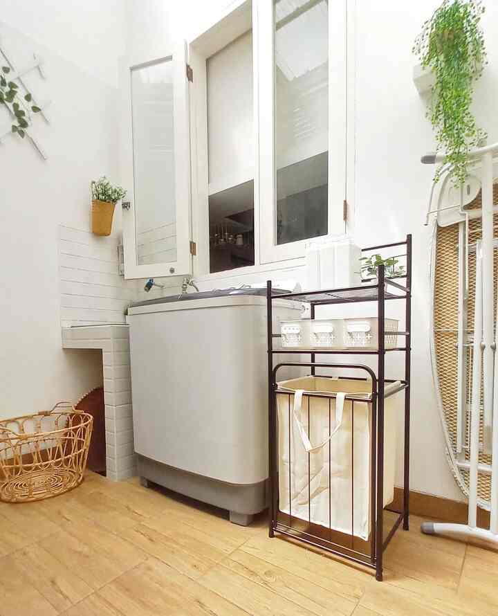 Penampakan laundry room setelah 3,5 tahun belum banyak yang berubah, kecuali mesin cuci yang awalnya top load 2 tabung sekarang menggunakan top load 1 tabung

Ukuran ruangan ini 3x2 meter. Lantai menggunakan keramik tekstur kayu 40x40 cm merk Platinum type Amazon warna Beige. Dinding di sebrang mesin cuci dipasang keramik motif bata matte 40x40 cm dari Mulia type Bricko Bianco  

Atap laundry menggunakan polycarbonate clear dengan rangka besi hollow. Cat dinding interior dari Asian Paints tractor emulsion white

Sejak awal aku wishlist membuat custom kabinet storage yang bisa memuat mesin cuci, washtafel, tempat meja setrika dan peralatan bebersih supaya laundry room bisa lebih rapih dan estetik, smoga bisa terwujud dalam waktu dekat.. Aamiin

#LaundryRoom
#ServiceArea
#Jemuran
#RuangJemur