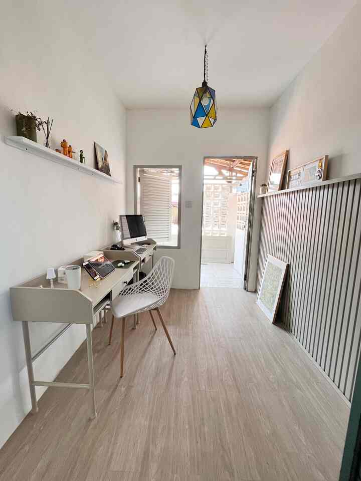 Ruangan Kerja minimalis. Budgetnya ga terlalu banyak. Karena pake sisaan dari waktu renovasi kamar utama. Seperti vinyl dan wallpanelnya.
Untung ruang kerja di rumah, kita bikin senyaman mungkin dan minim barang biar ga banyak debu. Jadi kerja pun lebih konsentrasi.

#homedecor #homeliving #Instagrammable #ohouseseason6 #dekorasi #ruangkerja 